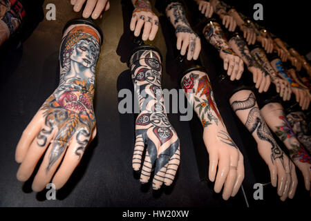 Tattoo-Designs auf einige Silikon Wappen auf dem Display an das National Maritime Museum in Falmouth, Cornwall, Teil der Ausstellung Tattoo: British Tattoo Kunst offenbart. Stockfoto