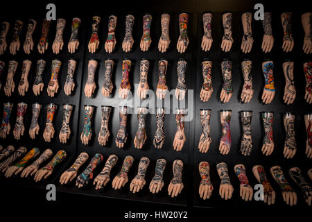 Hundert Silikon Arme auf dem Display an das National Maritime Museum in Falmouth, Cornwall, Teil der Ausstellung Tattoo: British Tattoo Kunst offenbart. Stockfoto