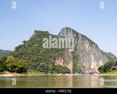 Pak Ou Höhlen auf dem Mekong-Fluss ist berühmt für die Hunderte von kleinen hölzernen Buddahs. Stockfoto