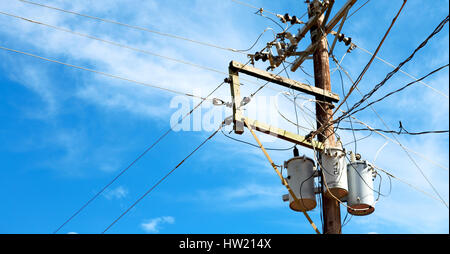 Bewegungsunschärfe in Philippinen elektrische Pole mit Transformator und verdrahten Sie den bewölkten Himmel Stockfoto