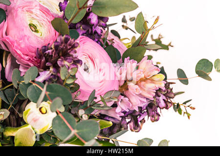 Ranunkulyus Blumenstrauß rot auf weißem Hintergrund Stockfoto