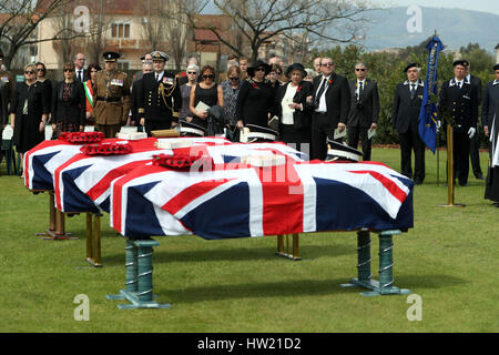 Lanze-Obergefreites Ronald George Blackham Familie stehen für den letzten Gruß während der Beerdigung für Lanze-Obergefreites Ronald George Blackham von Northwich, Cheshire und zwei unbekannten Soldaten auf dem Soldatenfriedhof Commonwealth War Graves Kommission (CWGC) Salerno in Italien, die alle bei ein erbitterter Kampf am 25. September 1943 auf Hügel 270, in der Nähe des Dorfes wurde im zweiten Weltkrieg getötet wurden. Stockfoto