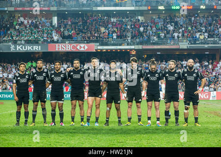 Hong Kong, China. 10. April 2016.Players von Neuseeland stehen für ihre Nationalhymnen vor dem Cup-Finale an der von 2016 Hong Kong Sevens. Stockfoto