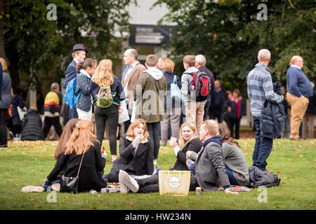 Besucher, die Sunday Times Cheltenham Literaturfestival Oktober 2016 Stockfoto