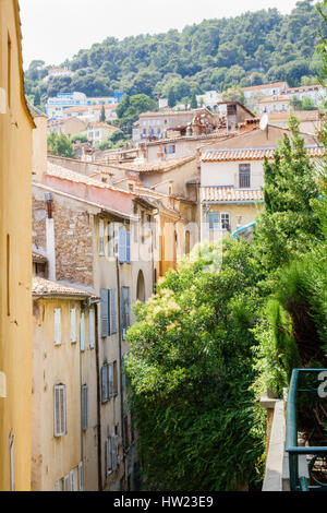Zeigen Sie in einer engen Straße in Grasse über Dächer in Richtung fernen alpine Wälder an. Stockfoto