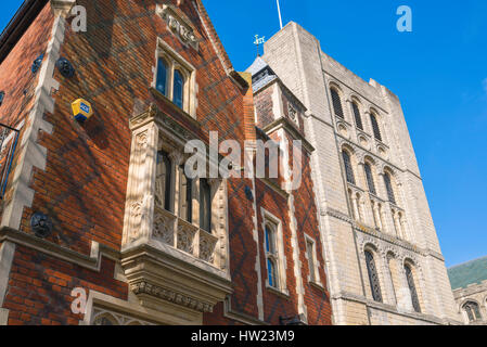 Suffolk Architektur, die 'Tudor-Gothic' Sparkasse Haus (von Lewis Nockalls Cottingham ausgelegt) und 11. Jahrhundert Normannischer Turm, Bury St Edmunds. Stockfoto