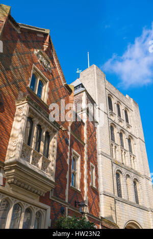 Suffolk Architektur, die 'Tudor-Gothic' Sparkasse Haus (von Lewis Nockalls Cottingham ausgelegt) und 11. Jahrhundert Normannischer Turm, Bury St Edmunds. Stockfoto