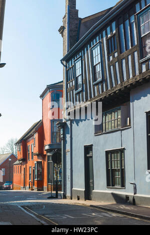 Bury St Edmunds UK, Blick auf farbenfrohe mittelalterliche Fachwerkgebäude, Ecke Angel Hill und Lower Baxter Street in Bury St Edmunds, Suffolk, UK Stockfoto