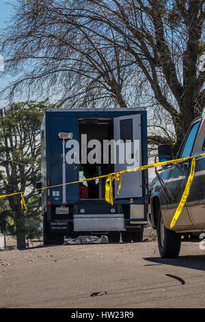 Ein Tatort mit forensischen Experten, wo ein Medikament im Zusammenhang mit Mord, geschah, nachdem ein lauter Kampf in einem ruhigen Viertel von San Leandro, Kalifornien brach Stockfoto