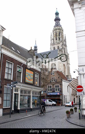 97m hoher Turm von der Liebfrauenkirche (Onze-Lieve-Vrouwekerk) in die Stadt Breda, Nord-Brabant, Niederlande Stockfoto