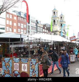 Markt und Straße-Anbietern auf dem täglichen Flohmarkt am Waterlooplein Square, im Zentrum von Amsterdam, Niederlande Stockfoto