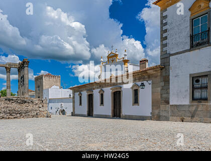 Portugal, Évora. Im östliche Teil des Platzes ist ein altes Kloster Loyush. Die Klosterkirche liegt gegenüber den Ruinen einer römischen te Stockfoto