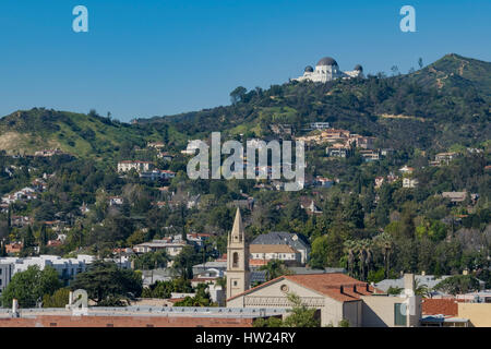 Schöne Stadtbild mit LA Full Gospel Church und Griffith Observatory Barnsdall Art Park, Los Angeles, Kalifornien Stockfoto