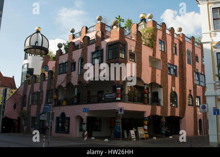 Die Grüne Zitadelle von Magdeburg war das letzte Bauwerk von Friedensreich Hundertwasser geplant und wurde nur fünf Jahre nach seinem Tod fertiggestellt. Stockfoto