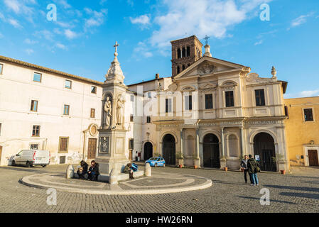 Rom, Italien - 2. Januar 2017: Basilika des Hl. Bartholomäus auf der Insel (Basilica di San Bartolomeo Gründung) mit Menschen, die Ruhe und ein Polizeiauto ich Stockfoto