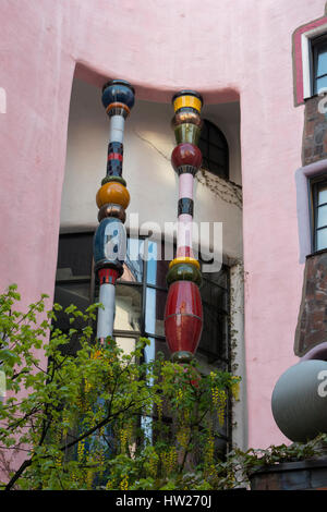 Die Grüne Zitadelle von Magdeburg war das letzte Bauwerk von Friedensreich Hundertwasser geplant und wurde nur fünf Jahre nach seinem Tod fertiggestellt Stockfoto