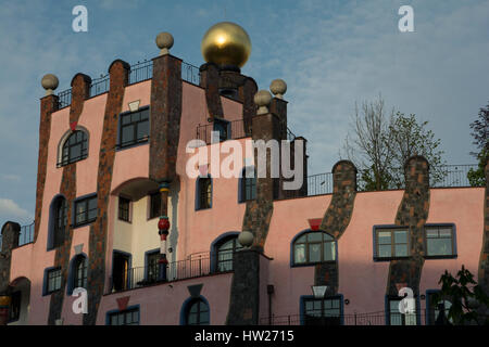 Die Grüne Zitadelle von Magdeburg war das letzte Bauwerk von Friedensreich Hundertwasser geplant und wurde nur fünf Jahre nach seinem Tod fertiggestellt Stockfoto