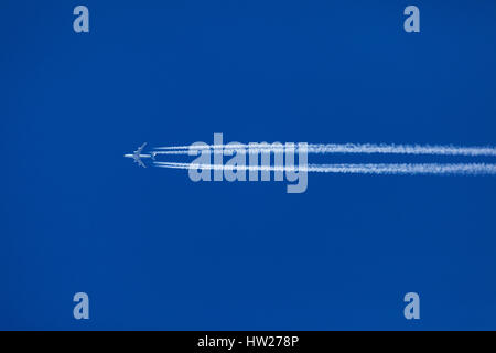 KLM Royal Dutch Airlines Boeing 747 in hoher Höhe überqueren das Verkehrsdrehkreuz East Of England auf dem Weg nach Surinam gegen ein klarer blauer Himmel Stockfoto