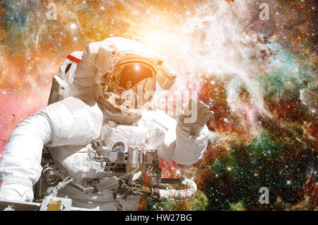 Astronaut im Weltraum vor dem Hintergrund der freien Weltraum. Stockfoto