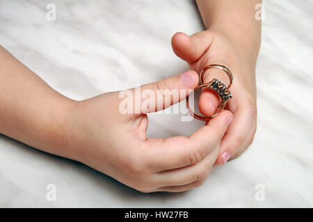 Hände des Mädchens, das versucht, an den Ringen Stockfoto