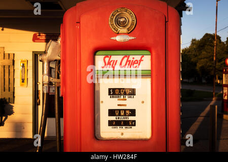 Dwight, Illinois, USA - 5. Juli 2014: Alte Gas Pumpen an einer Tankstelle entlang der Route 66 in Dwight, Illinois, USA. Stockfoto