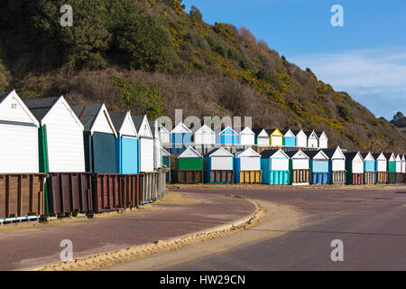 Bournemouth - Strandhütten bei mittleren Chine, Bournemouth im Februar Stockfoto