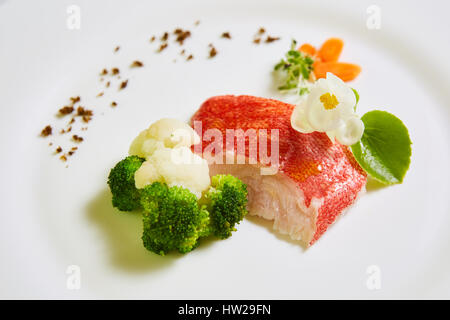 Red Snapper mit Gemüse. Flachen Dof. Stockfoto