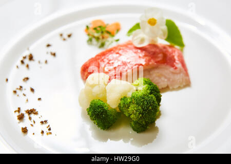 Red Snapper mit Gemüse. Flachen Dof. Stockfoto