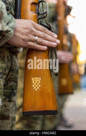 Armee-Array gefüttert und kroatischen Wappen auf Vorderseite Stockfoto