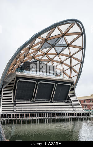 Crossrail-Einkaufszentrum in Canary Wharf, eine der zwei Bankenviertel Londons. Stockfoto