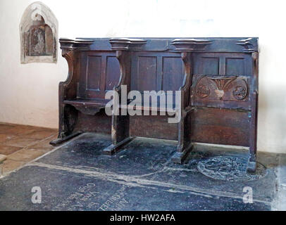 Ein Blick auf die Piscina und Miserikordie Sitze in der Pfarrkirche von Toynbee, Norfolk, England, Vereinigtes Königreich. Stockfoto