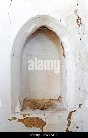 Eine Piscina im Altarraum von der Pfarrei Allerheiligen-Kirche in Morston, Norfolk, England, Vereinigtes Königreich. Stockfoto