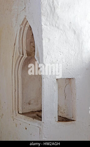 Eine Piscina im südlichen Seitenschiff von der Pfarrei Allerheiligen-Kirche in Morston, Norfolk, England, Vereinigtes Königreich. Stockfoto