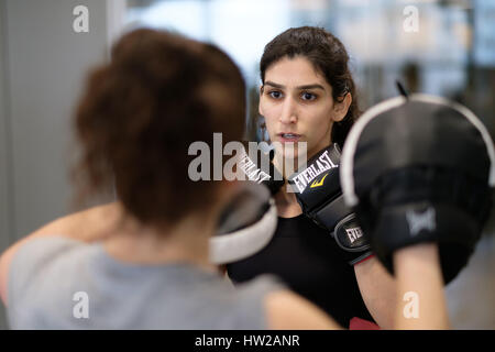 Frau boxing Praxis Stockfoto