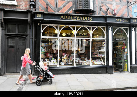 Apfelplantagen Feinkost Shop Verkauf Käsespezialitäten und traditionelle britische Lebensmittel in Wyle Cop, Shrewsbury, Shropshire, UK KATHY DEWITT Stockfoto