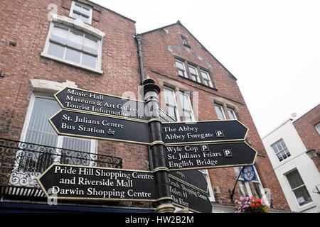 Schilder auf der Wegbeschreibung zu Touristenattraktionen und Sehenswürdigkeiten im Stadtzentrum von Shrewsbury, Shropshire, England Großbritannien KATHY DEWITT Stockfoto