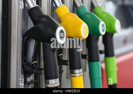 Düsen auf einem Kraftstoff-Dispenser-Rechner an einer Tankstelle Stockfoto