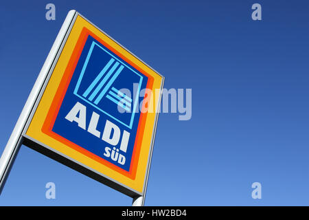 Aldi (Süd Abteilung) Zeichen gegen blauen Himmel. Aldi ist eine führende globale Rabatt Supermarktkette mit fast 10.000 Filialen in 18 Ländern. Stockfoto