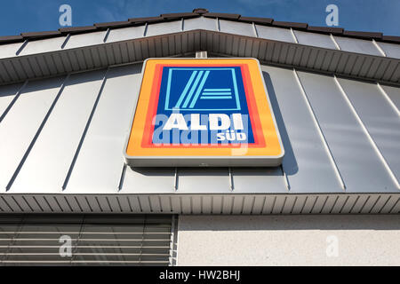 AAldi Zeichen (South Division) bei einer deutschen Filiale. Aldi ist eine führende globale Rabatt Supermarktkette mit fast 10.000 Filialen in 18 Ländern. Stockfoto