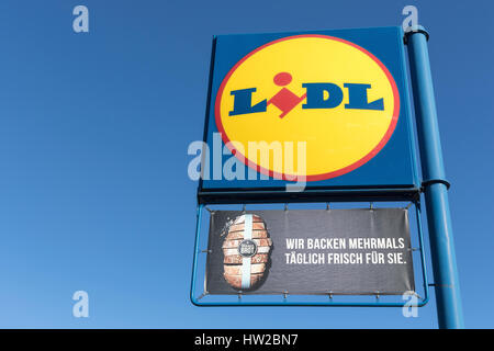 Lidl-Schild (mit inhouse Bäckerei) gegen blauen Himmel. Lidl ist die größte Supermarktkette der Rabatt in Europa. Stockfoto