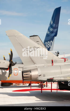 Farnborough, Großbritannien - 24. Juli 2010: Militär- und Verkehrsflugzeuge Schwänzen auf dem Display auf der Farnborough Airshow, Hampshire, UK Stockfoto