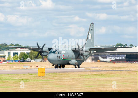 Alenia C-27J Spartan militärische Transportflugzeug Donnern über den Laufsteg auf der Farnborough Airshow, UK Stockfoto