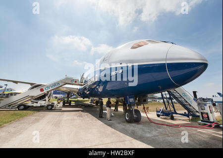 Weitwinkel-Auszug aus der neuen Boeing 787-9 Dreamliner Verkehrsflugzeug auf static Display auf der Farnborough Airshow, UK Stockfoto