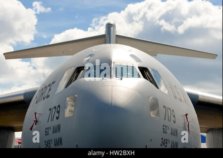 Massive USAF Boeing c-17 Globemaster-Fracht-Transporter auf dem Display auf der Farnborough Airshow, UK Stockfoto