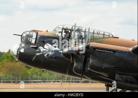 Cockpit-Nahaufnahme von der letzten fliegenden WW2 Lancaster-Bomber auf der Farnborough Airshow, UK Stockfoto