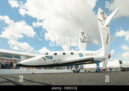 Das futuristische Virgin Galactic wiederverwendbar, suborbital Raumfahrzeug auf static Display auf der Farnborough Airshow, UK Stockfoto