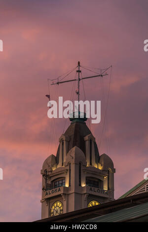 Ein Blick auf die Aloha Tower bei Sonnenuntergang vom Honolulu Hafen. Stockfoto