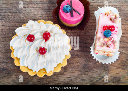 Andere Art von schönen Gebäck, Kuchen kleine bunte Süße auf Holzbrett Stockfoto