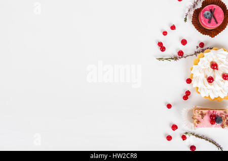 Verschiedene Art von schönen Gebäck, kleinen bunten Kuchen Stockfoto