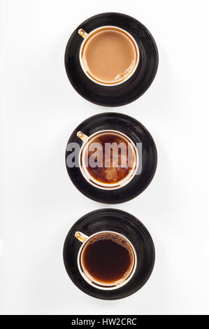 Drei Tassen Kaffee mit schwarzen, weißen und fließende Milch auf weißem Hintergrund Stockfoto